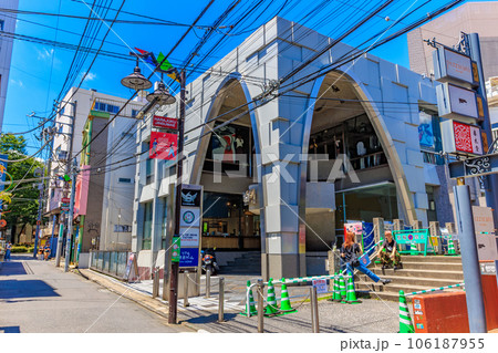 東京　渋谷区　裏原宿のおしゃれな街並み 106187955