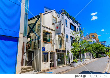 東京　渋谷区　裏原宿のおしゃれな街並み（旧渋谷川遊歩道路、キャットストリート） 106187960