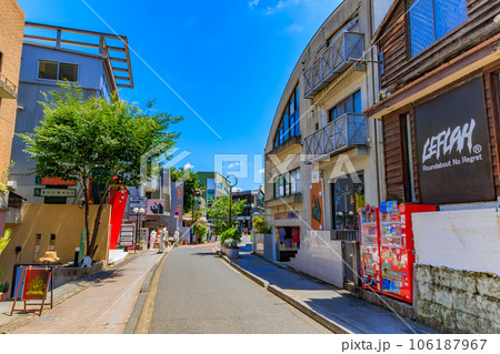東京 渋谷区 裏原宿のおしゃれな街並み(旧渋谷川遊歩道路、キャットストリート) 東京 渋谷区 裏原宿のおしゃれな街並み(旧渋谷川遊歩道路、キャットストリート) 106187967