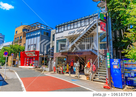 東京 渋谷区 裏原宿のおしゃれな街並み(旧渋谷川遊歩道路、キャットストリート) 東京 渋谷区 裏原宿のおしゃれな街並み(旧渋谷川遊歩道路、キャットストリート) 106187975