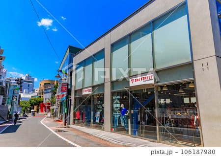 東京　渋谷区　裏原宿のおしゃれな街並み（旧渋谷川遊歩道路、キャットストリート） 106187980
