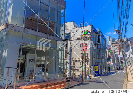 東京　渋谷区　裏原宿のおしゃれな街並み 106187992