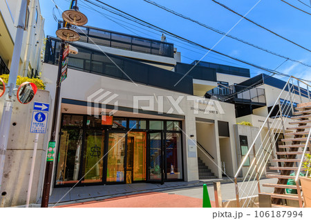 東京　渋谷区　裏原宿のおしゃれな街並み 106187994