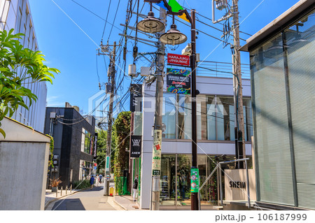 東京　渋谷区　裏原宿のおしゃれな街並み 106187999