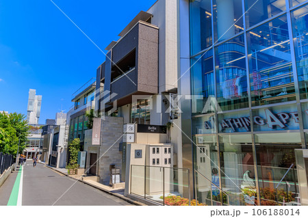東京　渋谷区　裏原宿のおしゃれな街並み（表参道ヒルズ裏） 106188014
