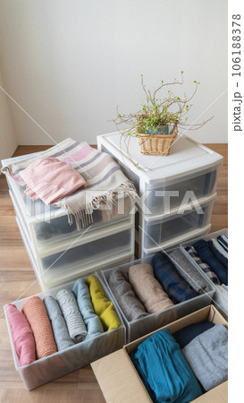 服の整理整とん｜衣替え・断捨離イメージ 106188378