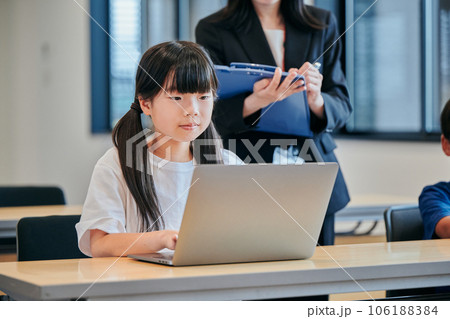 塾でオンライン学習をする小学生の女の子 塾でオンライン学習をする小学生の女の子 106188384