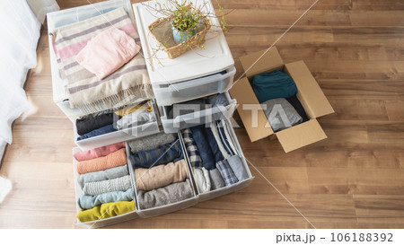 服の整理整とん｜衣替え・断捨離イメージ 106188392