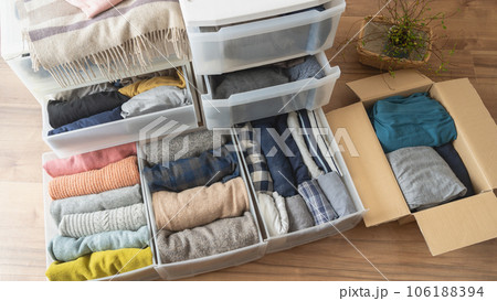 服の整理整とん｜衣替え・断捨離イメージ 106188394