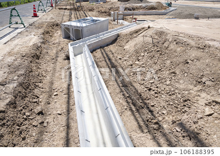 住宅造住宅造成地工事中　設置されたU字溝 106188395