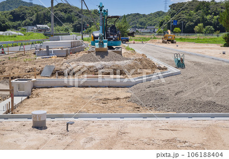 住宅造成地工事中 設置されたU字溝と排水枡 住宅造成地工事中 設置されたU字溝と排水枡 106188404