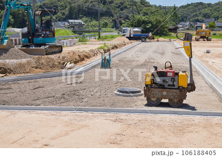 住宅造成地工事中 設置されたU字溝 住宅造成地工事中 設置されたU字溝 106188405