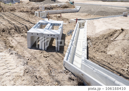 住宅造成地工事中　設置されたU字溝 106188410