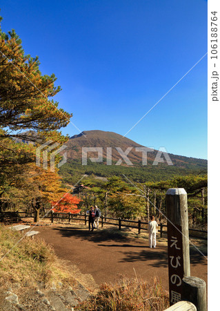 [定額] 韓国岳展望所から望む秋のえびの高原 ( 韓国岳 硫黄山 方面 ) 106188764
