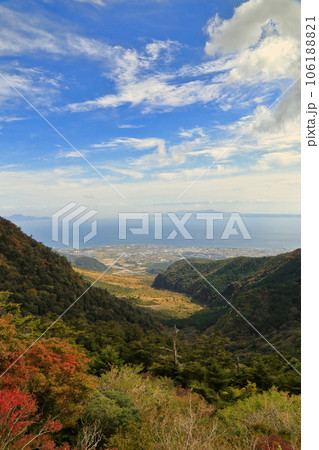 [定額] 秋の仁田峠第一展望所から望む風景 ( 2021年11月 長崎県 島原市 ) 106188821