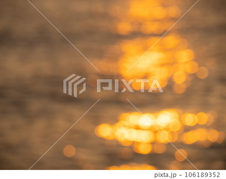 玉ボケ写真。夕日を反射して煌めく穏やかな海面。 玉ボケ写真。夕日を反射して煌めく穏やかな海面。 106189352