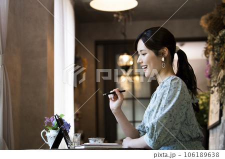カフェでタブレットを使う若い女性の横顔 106189638