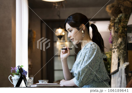 カフェでタブレットを使う若い女性の横顔 106189641