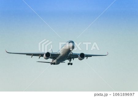 【夕暮れの城南島海浜公園上空から着陸態勢のJAL機】 106189697