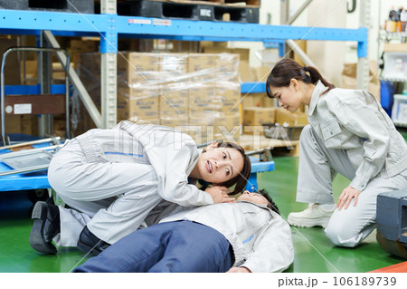 倉庫で倒れる男性作業員 106189739