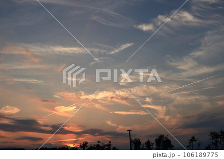 夏の美しい夕焼け空田子の浦海の公園のシルエット 夏の美しい夕焼け空田子の浦海の公園のシルエット 106189775