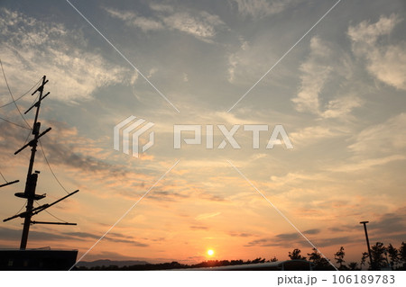 夏の美しい夕焼け空田子の浦海の公園のシルエット 夏の美しい夕焼け空田子の浦海の公園のシルエット 106189783