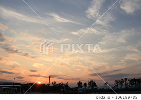 夏の美しい夕焼け空田子の浦海の公園のシルエット 106189785