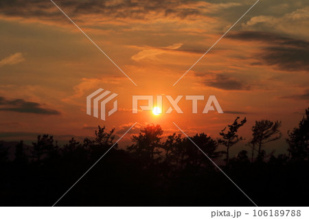 夏の美しい夕焼け空田子の浦海の公園のシルエット 106189788