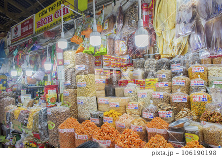 アジアの市場に並ぶ乾物食材 106190198