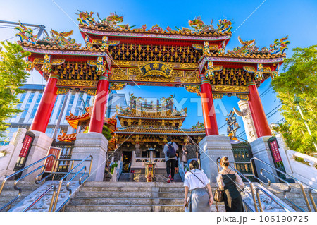 日本の横浜都市景観 横浜中華街・横浜関帝廟などを望む（賑わう中華街）＝8月17日 106190725