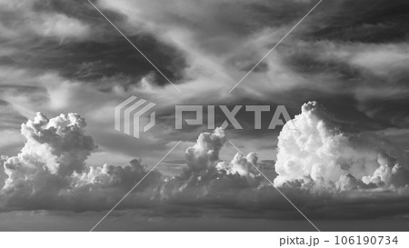 湧き立つ積乱雲と高層の巻雲 夏から秋の空へ a-6 硬調モノクロ 湧き立つ積乱雲と高層の巻雲 夏から秋の空へ a-6 硬調モノクロ 106190734