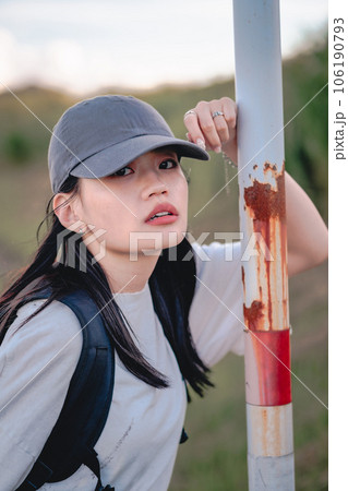 休憩中のバックパッカーの女性 106190793