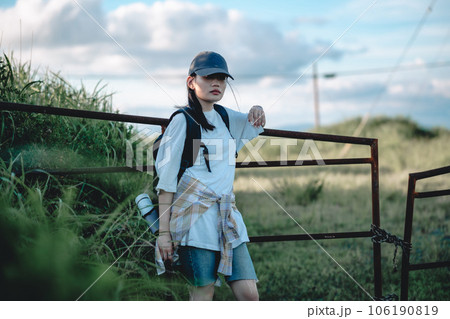 旅をしている女性バックパッカー 旅をしている女性バックパッカー 106190819