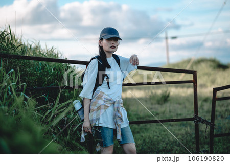 旅をしている女性バックパッカー 旅をしている女性バックパッカー 106190820