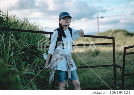 旅をしている女性バックパッカー 106190821