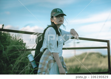 旅をしている女性バックパッカー 106190829