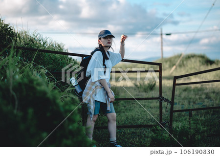 旅をしている女性バックパッカー 106190830