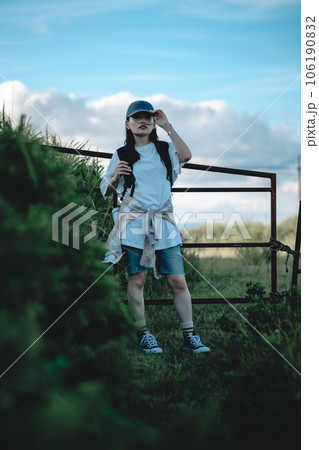 旅をしている女性バックパッカー 106190832