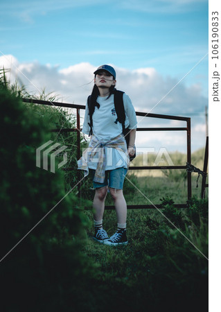 旅をしている女性バックパッカー 106190833