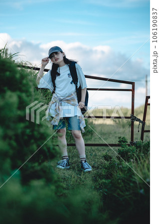 旅をしている女性バックパッカー 106190837