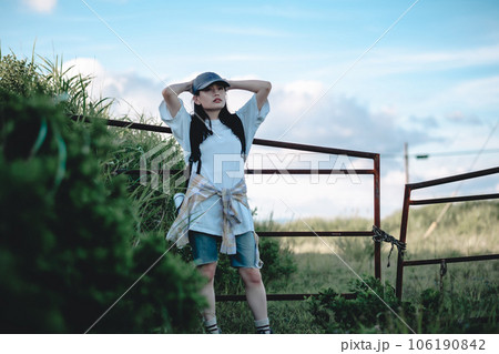 旅をしている女性バックパッカー 106190842