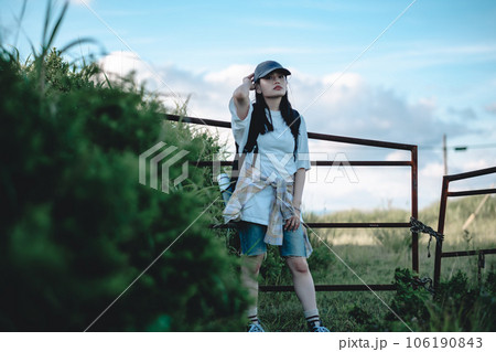 旅をしている女性バックパッカー 旅をしている女性バックパッカー 106190843