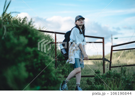 旅をしている女性バックパッカー 旅をしている女性バックパッカー 106190844