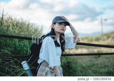 旅をしている女性バックパッカー 旅をしている女性バックパッカー 106190850
