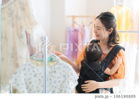 ショッピングモールでショッピングをする赤ちゃんを連れた若いお母さん ショッピングモールでショッピングをする赤ちゃんを連れた若いお母さん 106190889