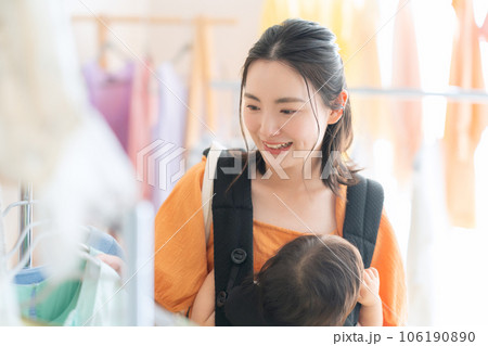 ショッピングモールでショッピングをする赤ちゃんを連れた若いお母さん 106190890