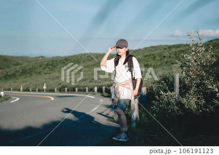 ヒッチハイクをするバックパックを背負った女性 106191123