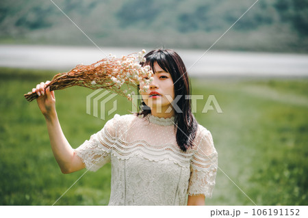 草原でブーケを持ってる女性 草原でブーケを持ってる女性 106191152