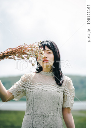 草原でブーケを持ってる女性 106191163