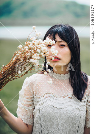 草原でブーケを持ってる女性 106191177